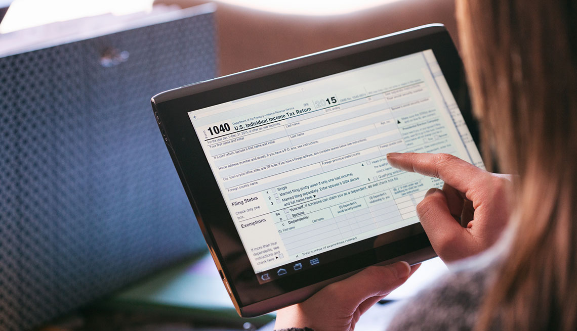Mujer diligencia sus impuestos en una tableta digital