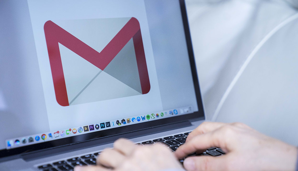 Una persona usa su correo electrónico de Google (Gmail).