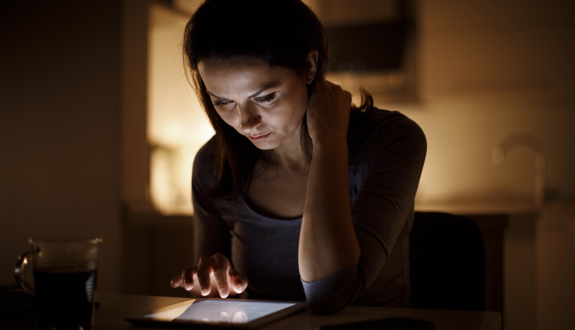 Mujer usando tableta digital en casa