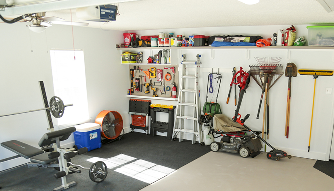 Foto de un garaje con múltiples artículos y herramientas de cuidado para el hogar