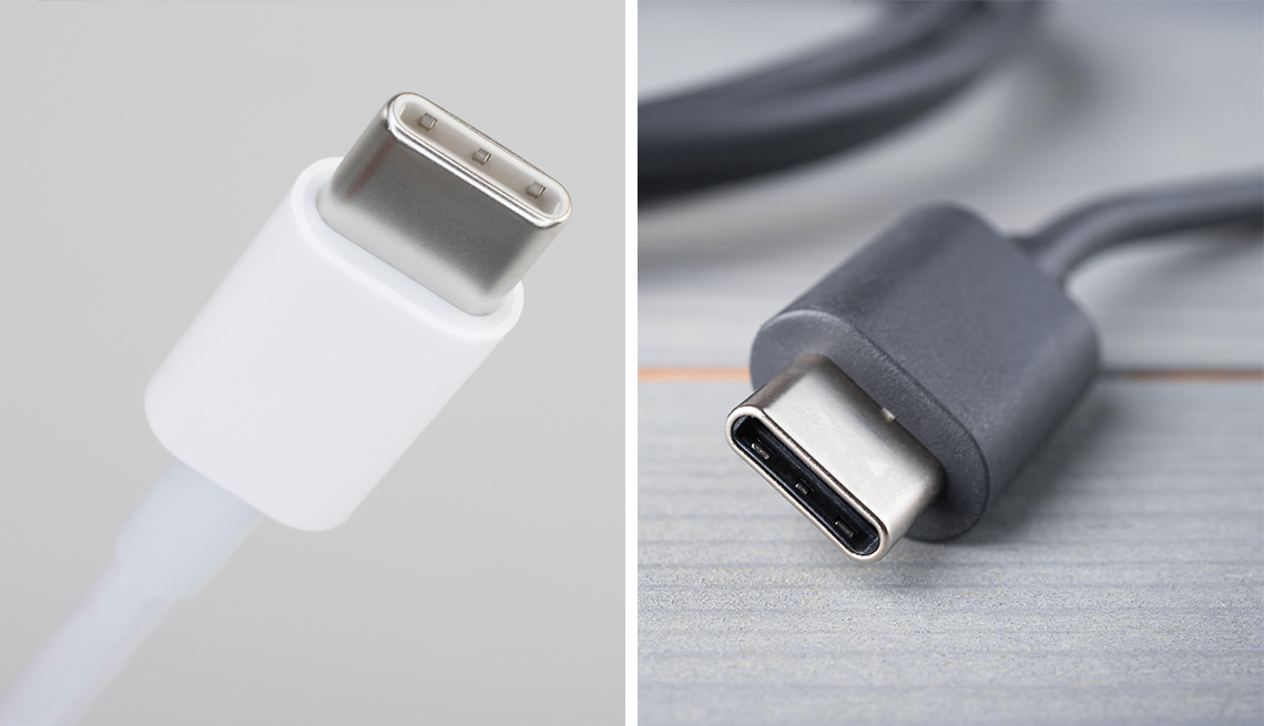 Dos conectores u s b: uno de Apple en color blanco y otro de Android de color negro