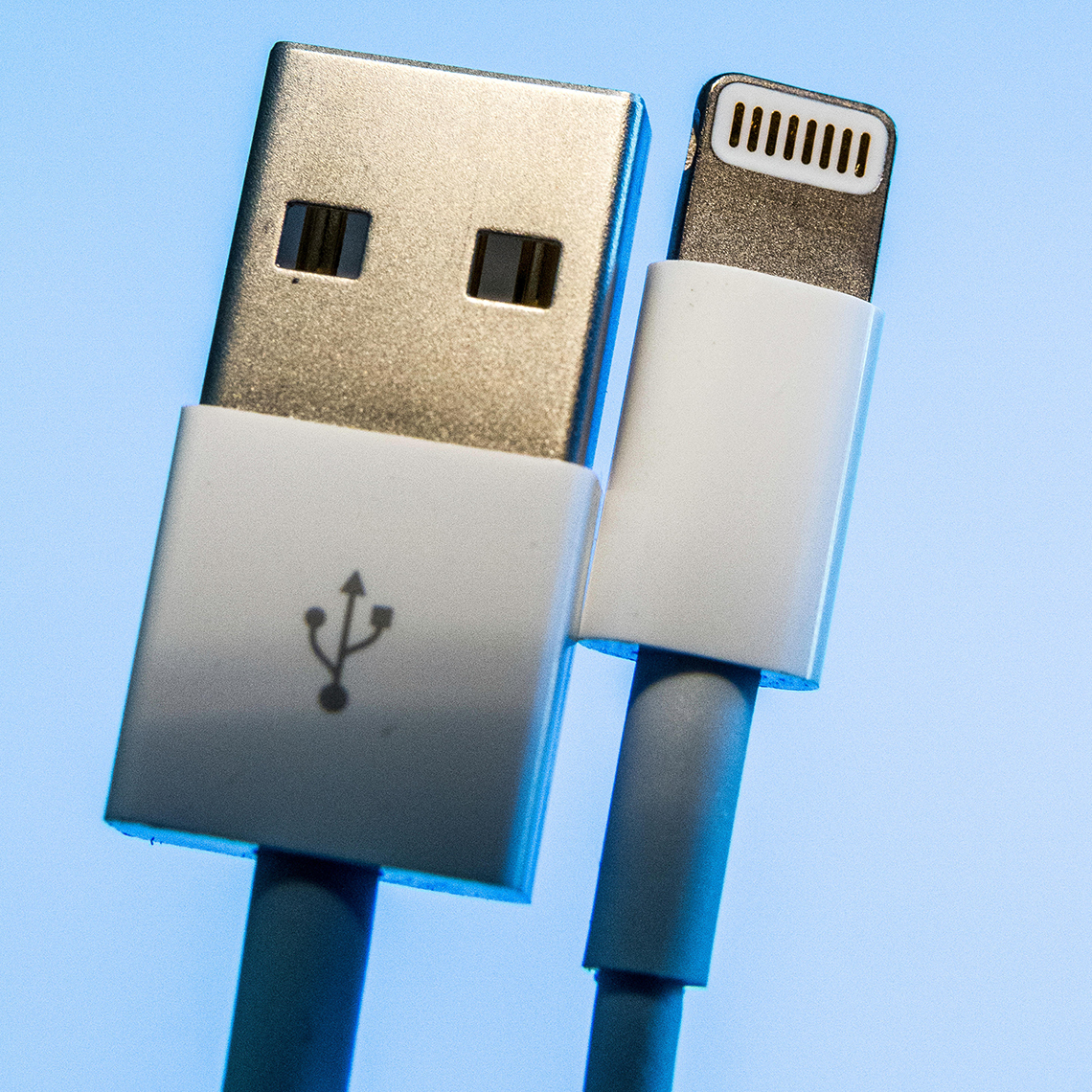Un adaptador Lightning a USB utilizado en los productos Apple