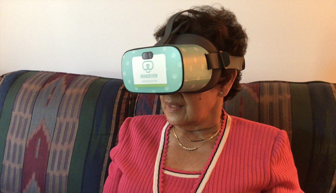 Mujer usa un visor de realidad virtual