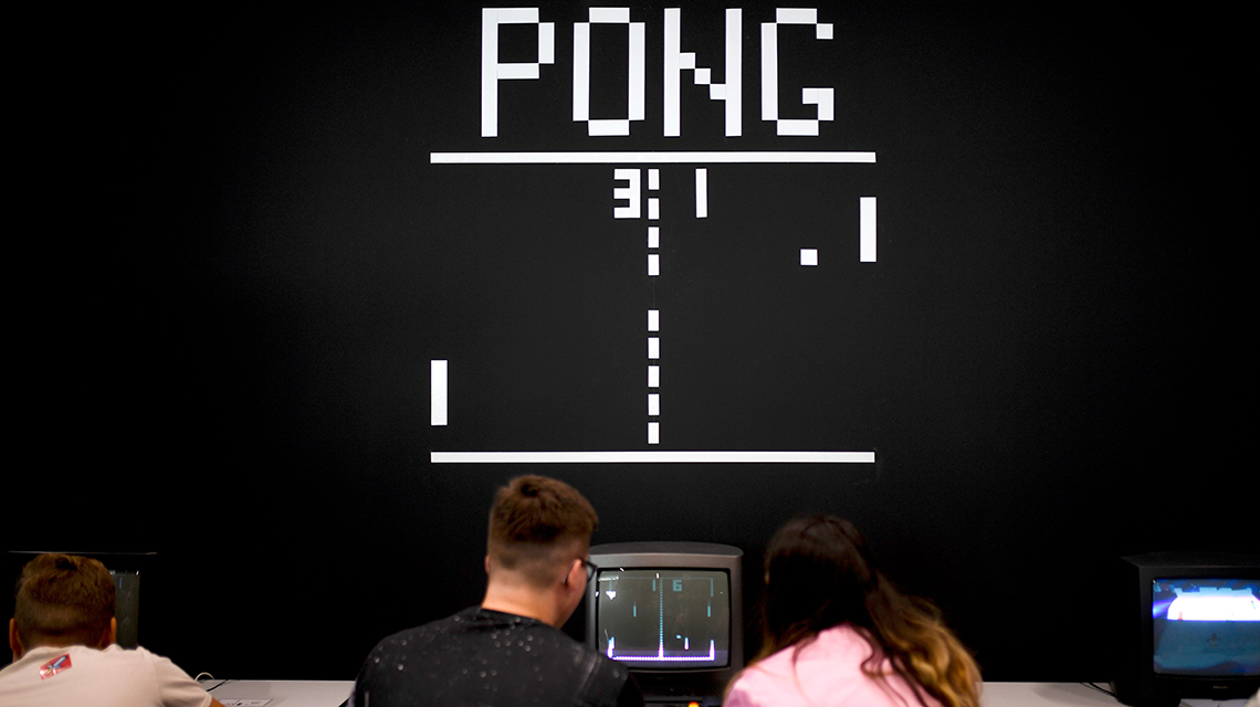 Dos personas juegan Pong