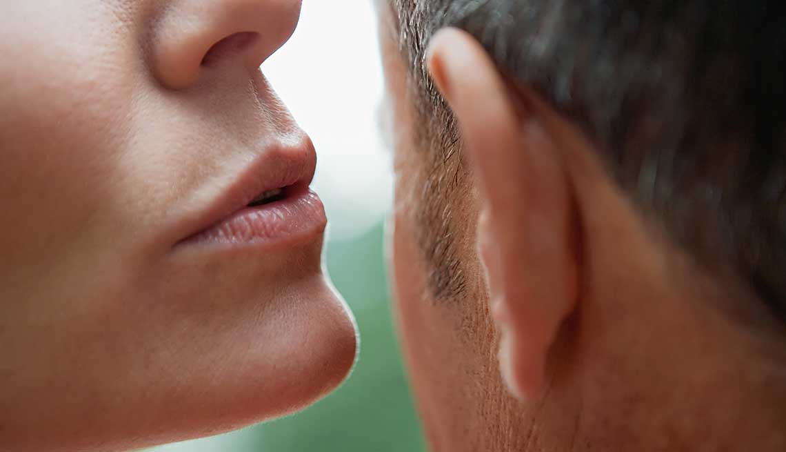 Mujer susurrándole al oido a un hombre - ¿Qué es lo normal en el sexo?