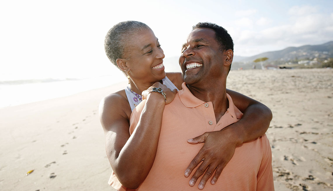 Pareja sonriente en la playa - Consejos y estrategias para las parejas