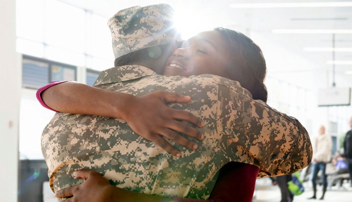 1140-veterans-male-soldier-hugging-female.imgcache.rev66d3a6497628ff1198e3091b307f36c9.web.652.375.jpg