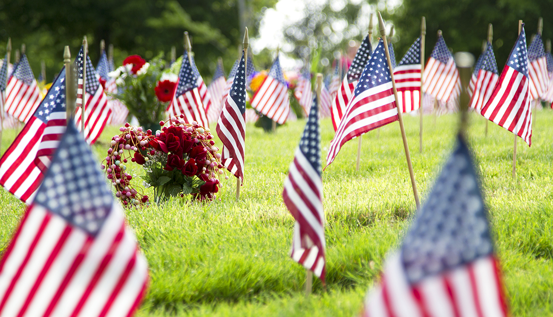 Banderas de Estados Unidos un cementerio.