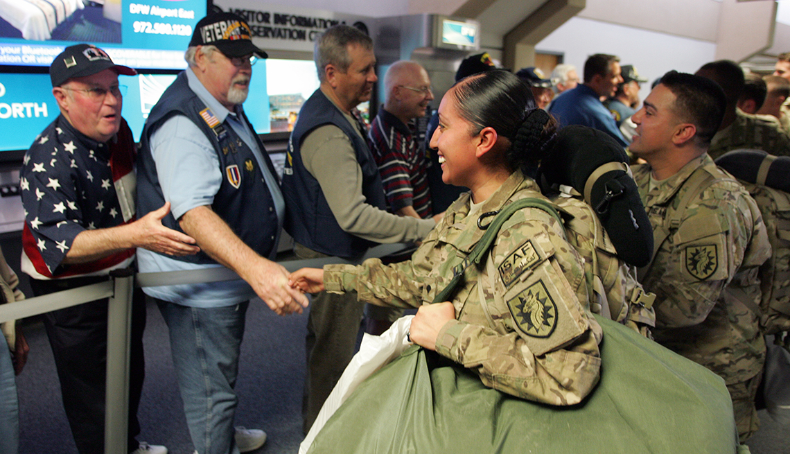 Veterans welcome back soldiers returning to the U S