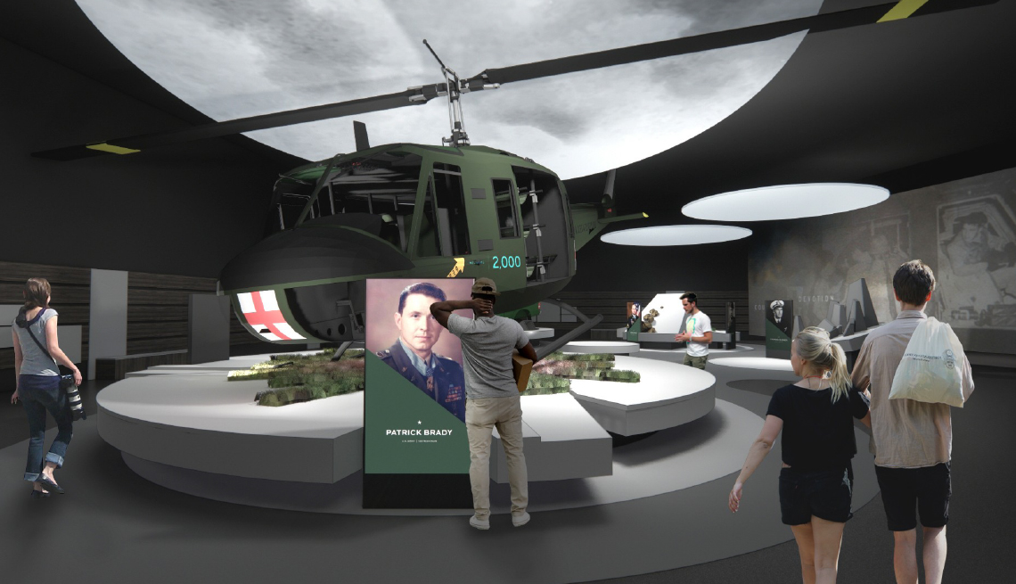 Personas observan un helicóptero exhibido en un museo