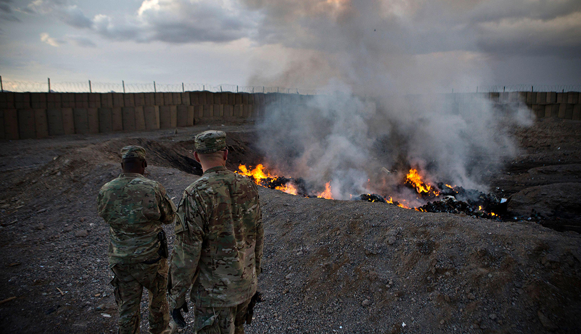 Soldados del ejército de EEUU observan la quema de basura