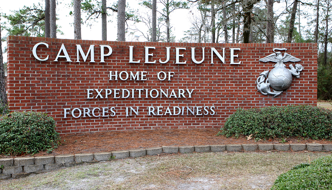 Un letrero dice Camp Lejeune