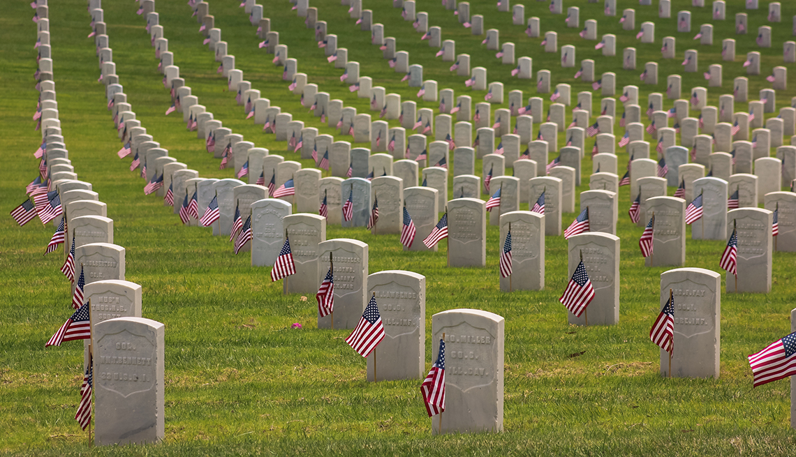 Cementerio con lápidas alineadas con banderas de Estados Unidos
