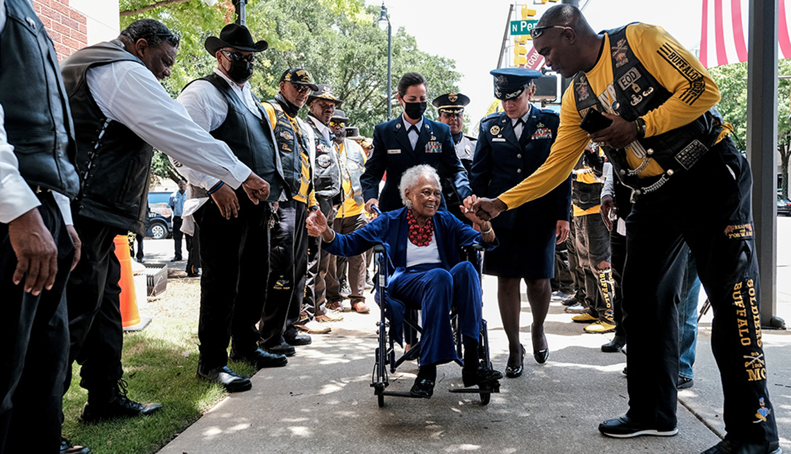 Los miembros de los Buffalo Soldiers dan la bienvenida a Romay Davis durante una ceremonia en honor a su servicio