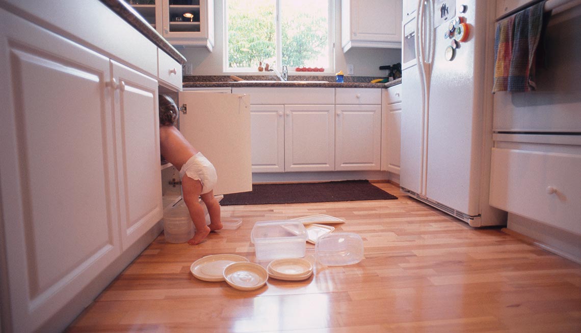 Bebé abriendo una gabeta de la cocina - Cómo crear una casa a prueba de niños