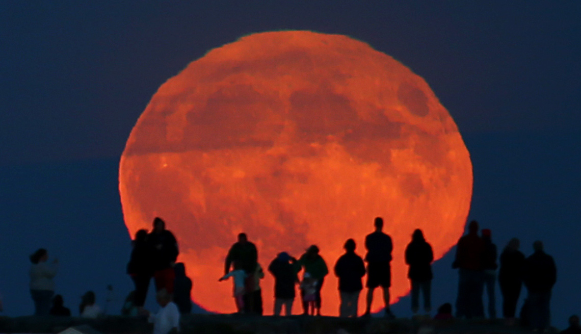 What Makes A Harvest Moon Orange? – HEMBQ