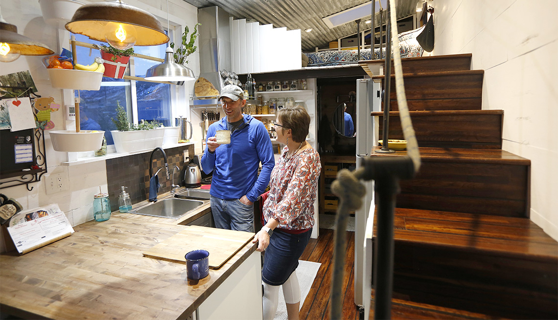 Marty y Stacey Mittelstadt están parados en la cocina de su micro casa