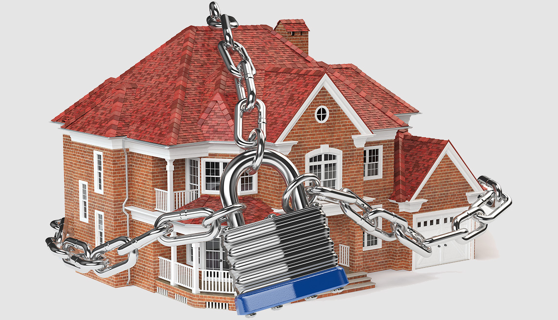 Ilustración 3D de una casa, concepto de seguridad para el hogar, con una cadena asegurada con un candado. 