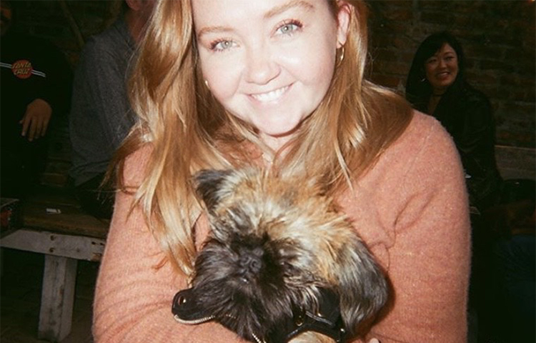 Maggie Connolly con su perro Trudy