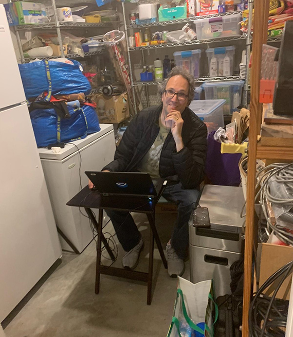 Un hombre sentado en su oficina en el sótano de su casa