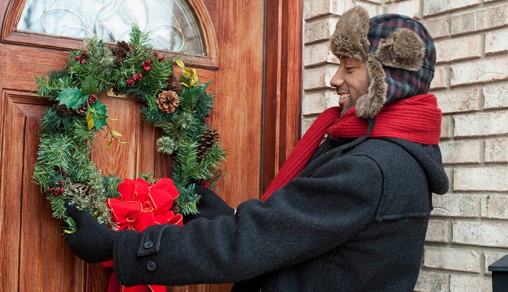 Organizing Made Fun: Quick and CHEAP Way to Hang a Door Wreath