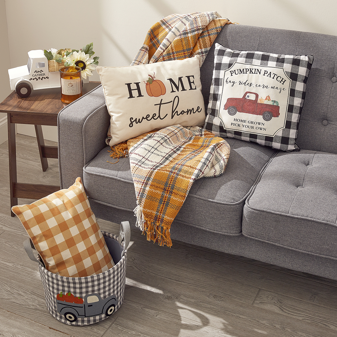 Sala con sofá y cojines con decoración temática de otoño