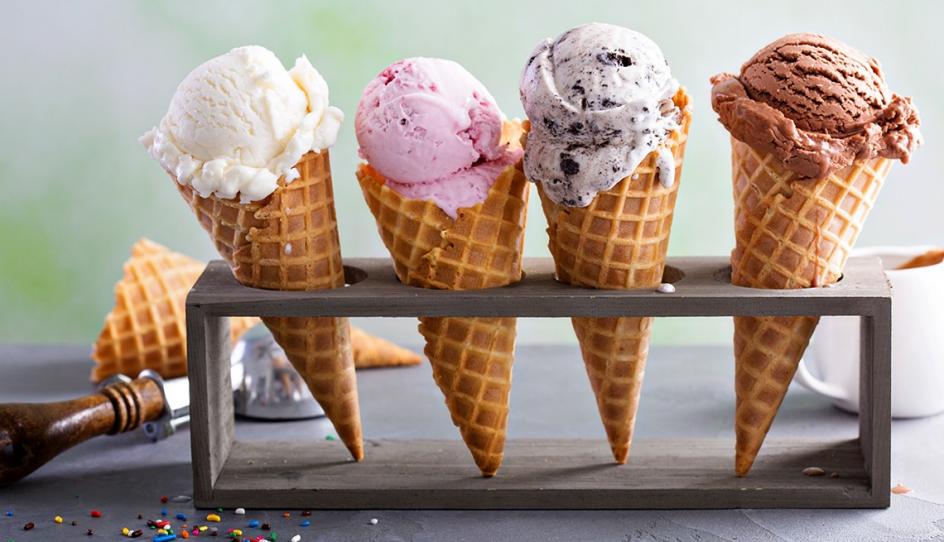 Varios conos con helado de diferentes sabores
