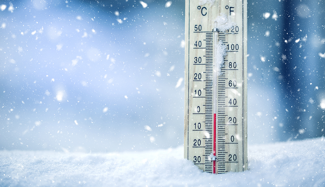 Termómetro en la nieve muestra bajas temperaturas
