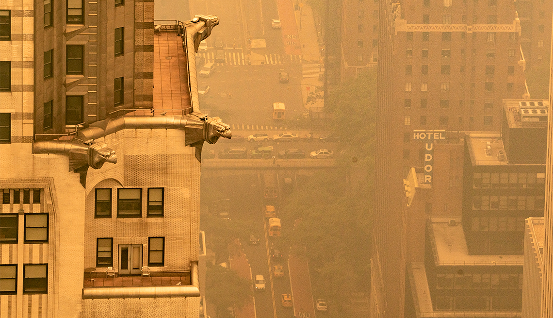 smokey yellow air in new york city due to canadian wildfires