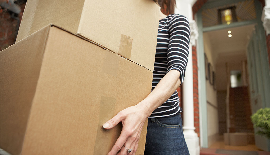 Una mujer carga varias cajas