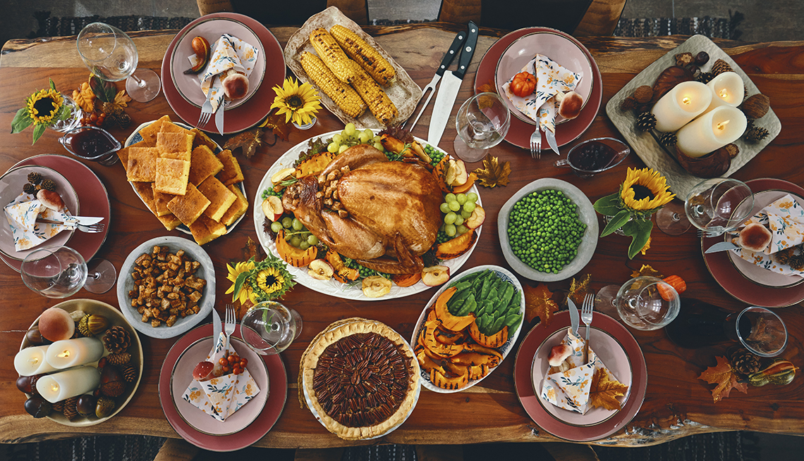 Mesa llena de platos de Acción de Gracias