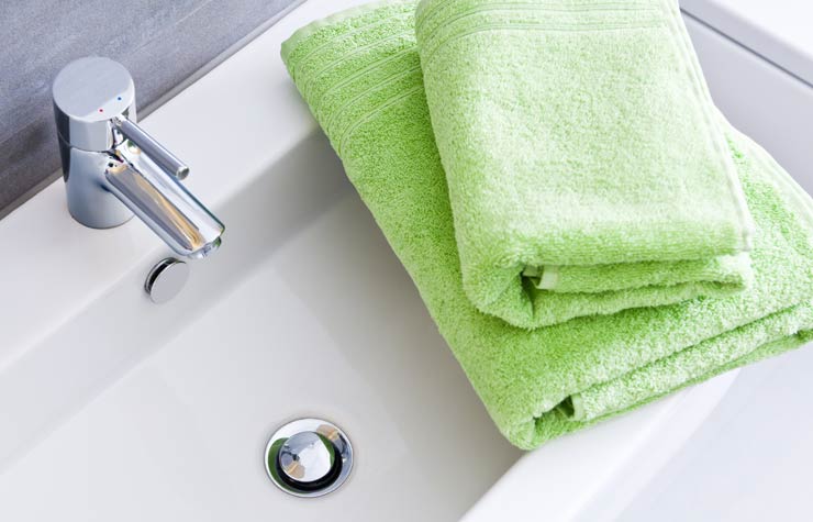 Cuarto de baño con dos toallas verdes, Cómo obtener el máximo partido de un baño pequeño