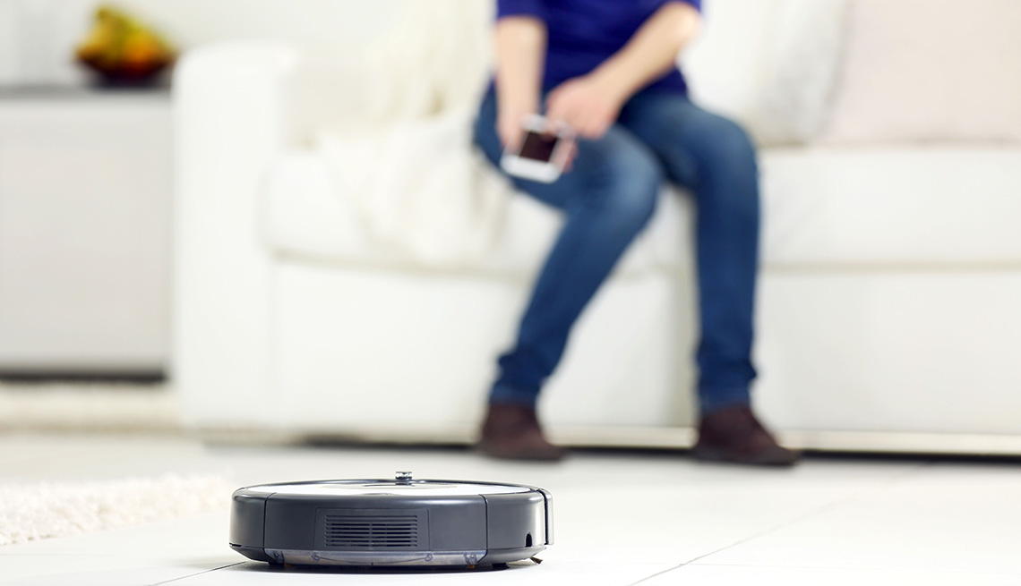 Tendencias en el hogar que tendrán mayor impacto en tu bienestar - Aspiradora robot limpiando una habitación