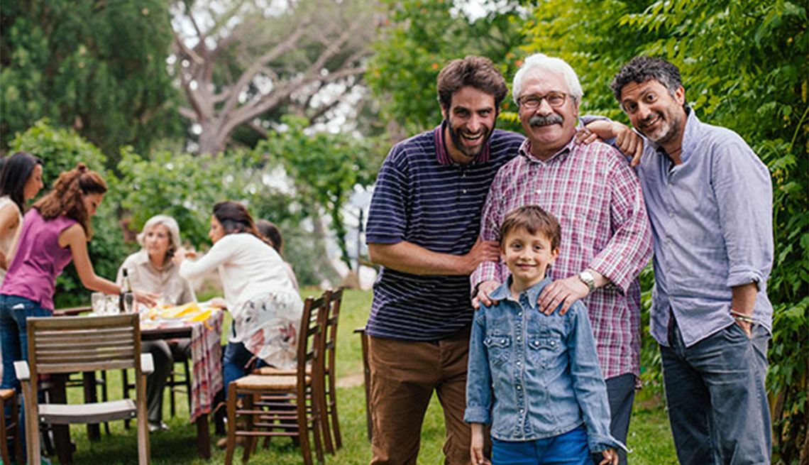 Adulto mayor posa acompañado de su familia - 8 ámbitos de una comunidad habitable