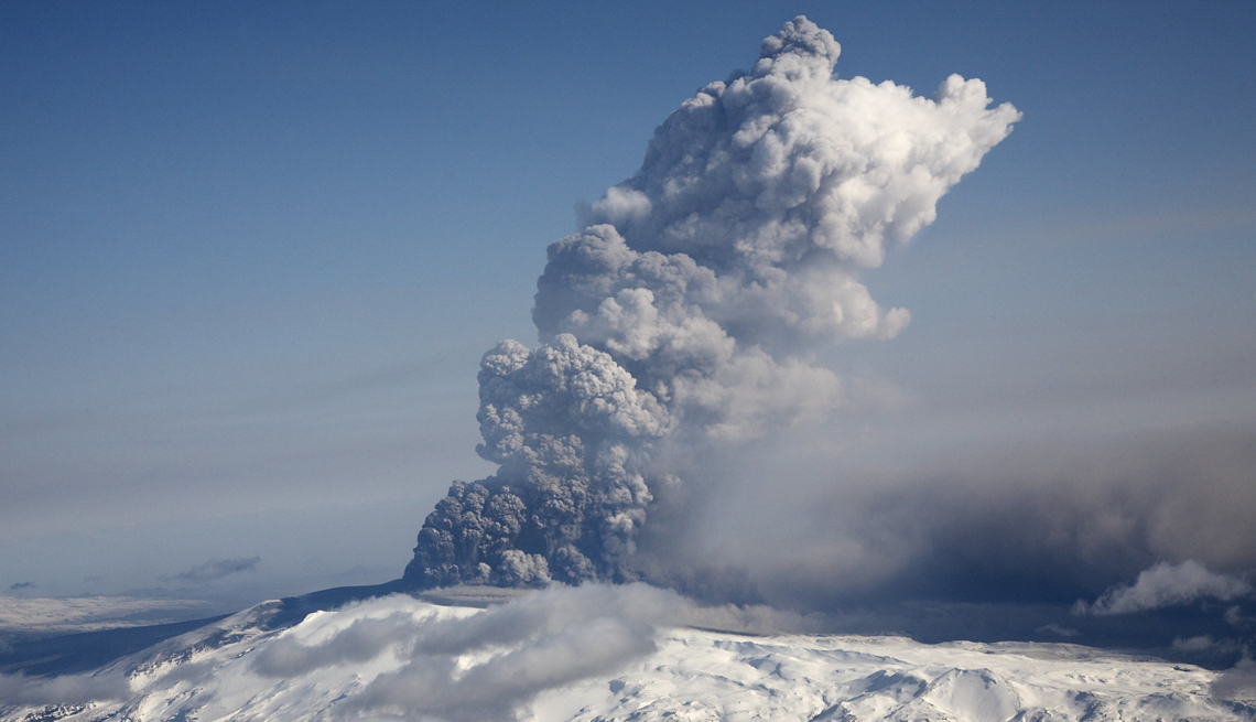 item 17 of Gallery image - A cloud of volcanic matter rises from the erupting Eyjafjallajokull volcano April 18, 2010 in Eyjafjallajokull , Iceland. 