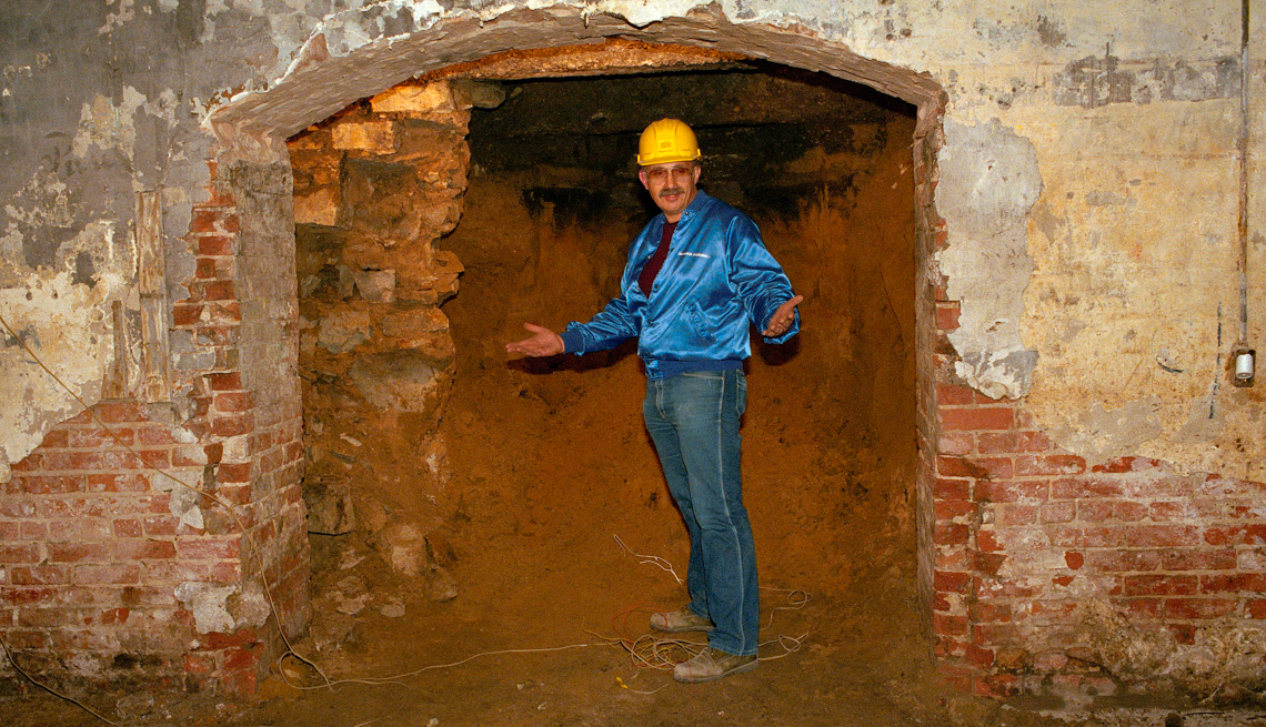 item 10 of Gallery image - Excavator Sherwin Tarnoff gestures after the vault linked to gangster Al Capone at Chicago's Lexington Hotel was blasted open, April 22, 1986. 