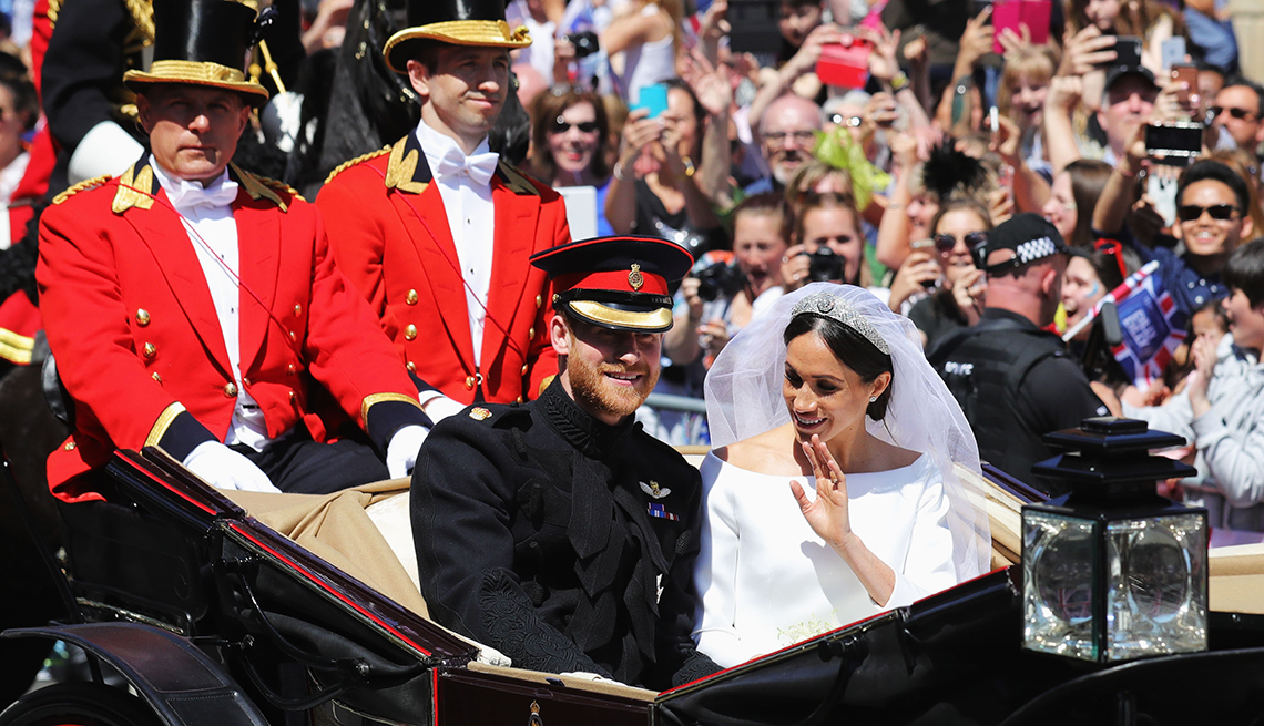 item 6 of Gallery image - Prince Harry and Meghan Markle ride in an Ascot Landau carriage after their wedding ceremony
