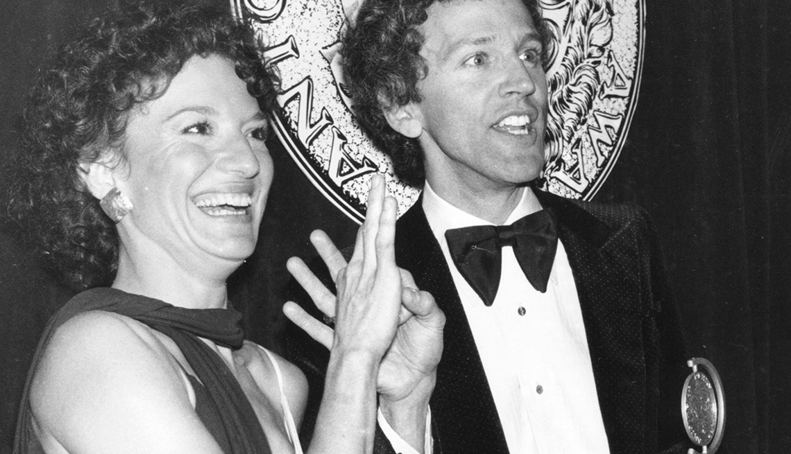 item 19 of Gallery image - Phyllis Frelich and co-star John Rubenstein talk to guests in sign language at the 34th Annual Tony Awards dinner