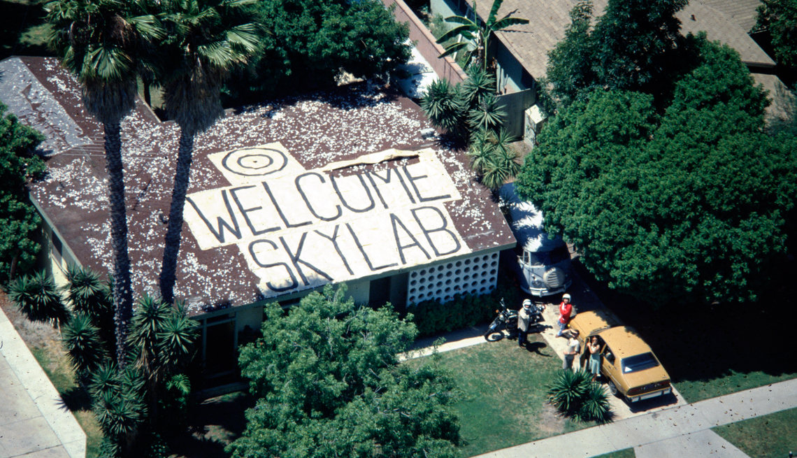 item 21 of Gallery image - Homeowner Tom Swanner of Long Beach, California placed a large sign with a 'bulls-eye' to 'Welcome NASA Skylab'