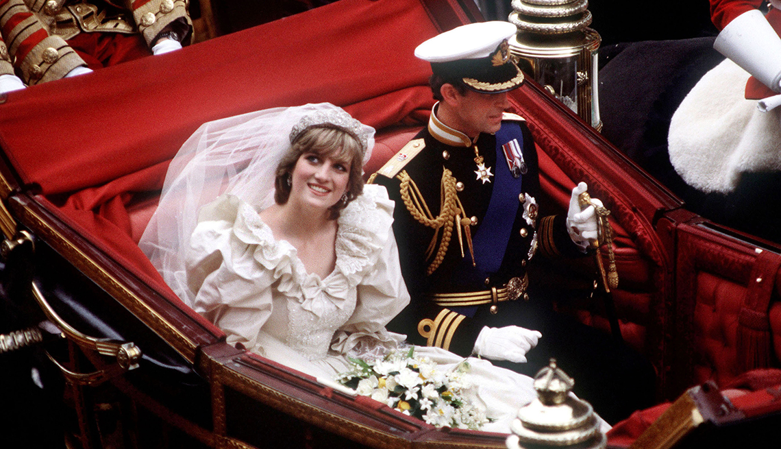 item 3 of Gallery image - The Prince and Princess of Wales return to Buckingham Palace by carriage