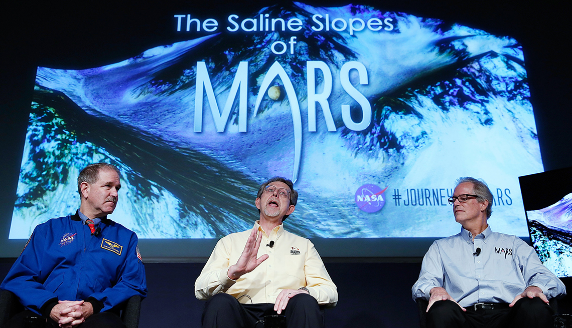 item 3 of Gallery image - NASA announces that liquid water flows intermittently on Mars (2015)