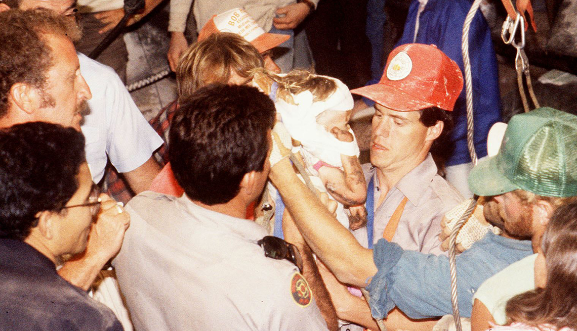 item 16 of Gallery image - Baby Jessica is rescued from a well after 58 hours (1987)