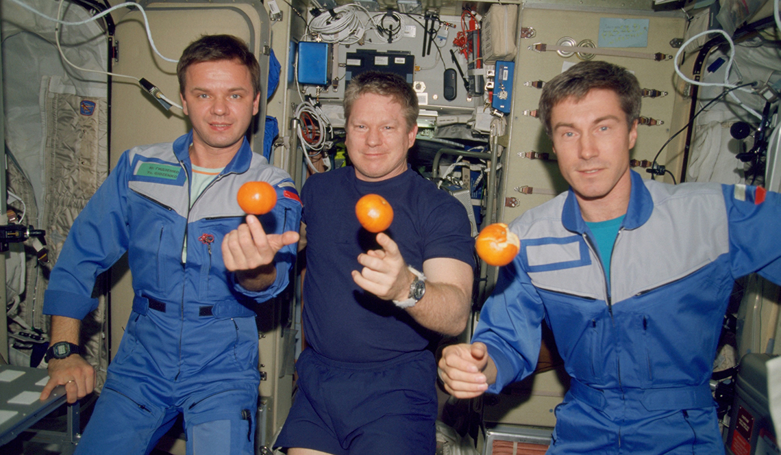 item 29 of Gallery image - astronaut bill shepherd and cosmonauts yuri gidzenko and sergei krikalev inside space station with tomatoes floating above their hands