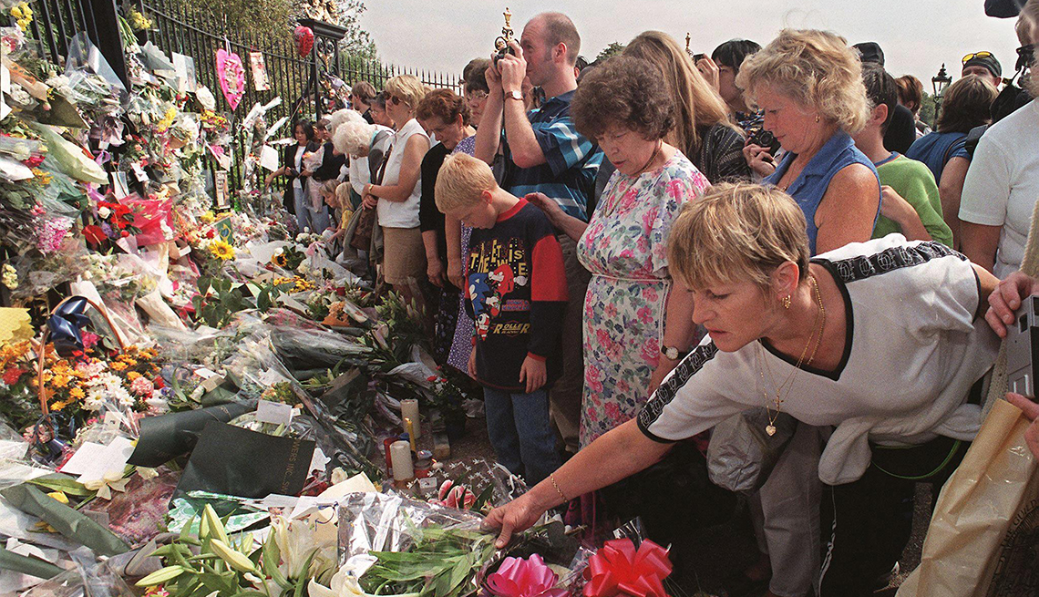 item 8 of Gallery image - Mourners remember Lady Diana