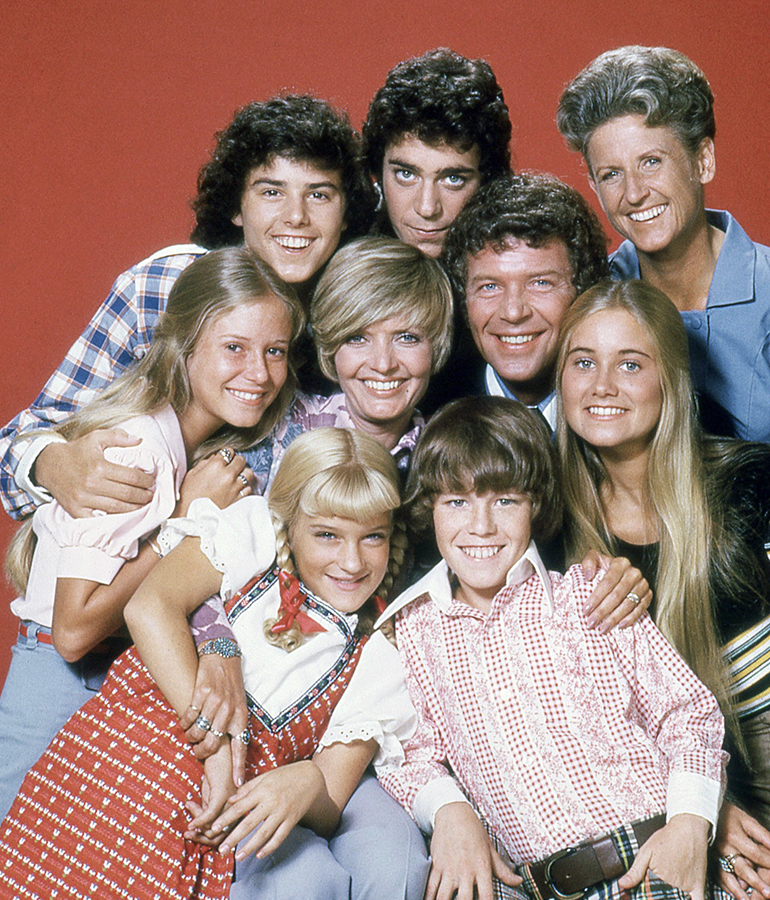 christopher knight as peter brady posing with the rest of the brady bunch family 