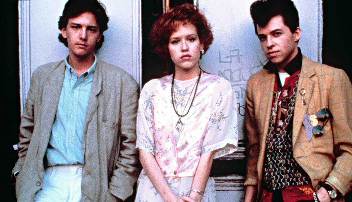 andrew mccarthy, molly ringwald, jon cryer leaning against a wall, from pretty in pink movie