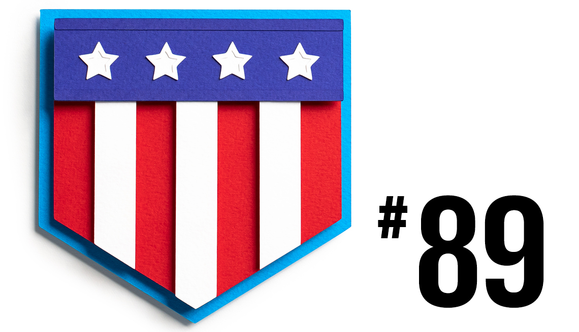 Escudo con la bandera de Estados Unidos para representar a los veteranos y el número 89 al lado.