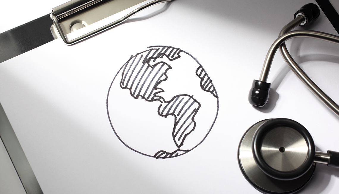 Un dibujo de un mundo y un estetoscópio - El seguro de salud en el exterior
