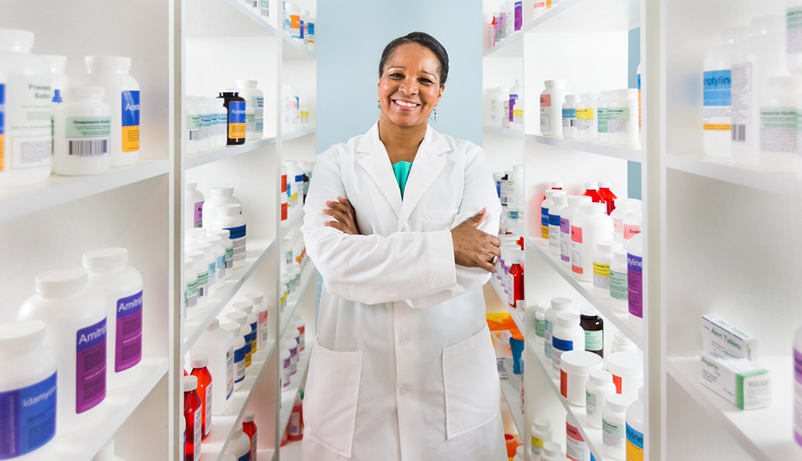 Mujer en una farmacia con anaqueles de medicinas - Cómo escoger una farmacia