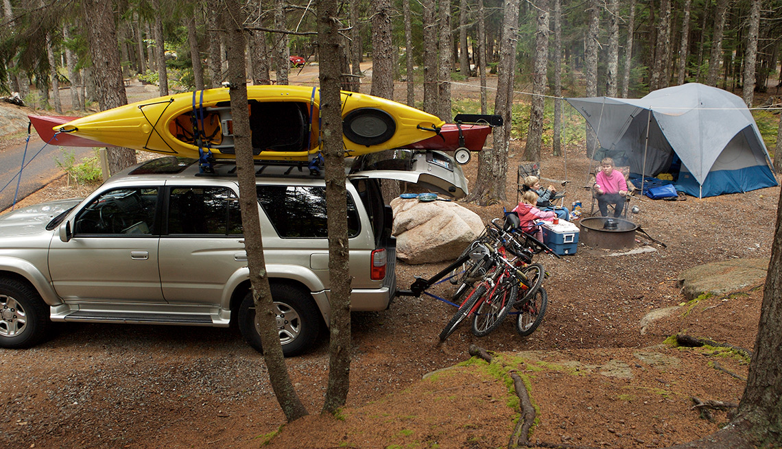 Familia en una zona de campamento - Cosas que deberías rentar y no comprar